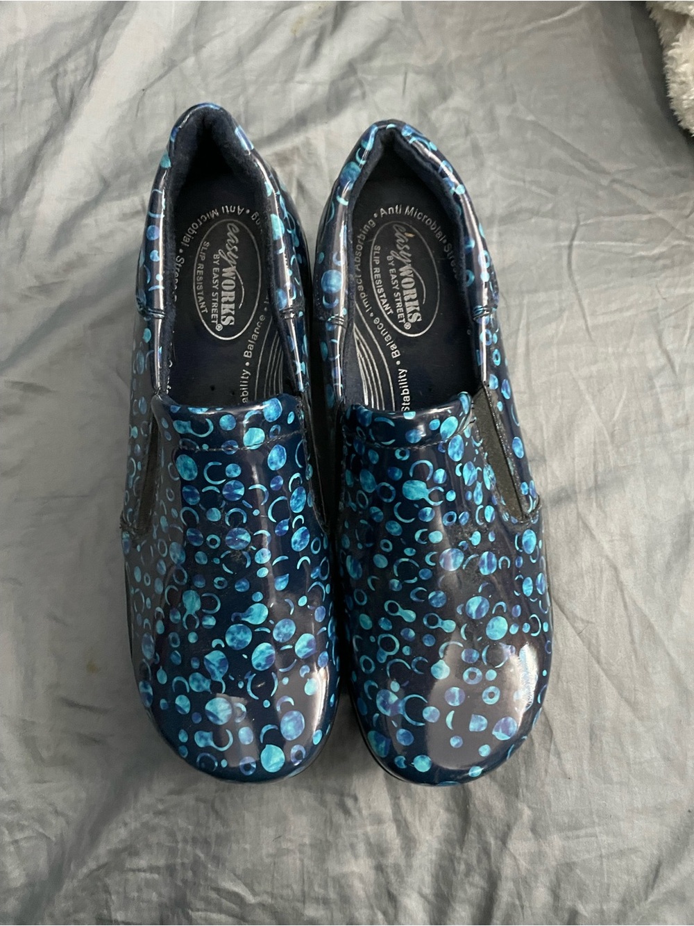 Easy Works by Easy Street Women’s Navy Slip-On work clogs with Teal Bubble Print